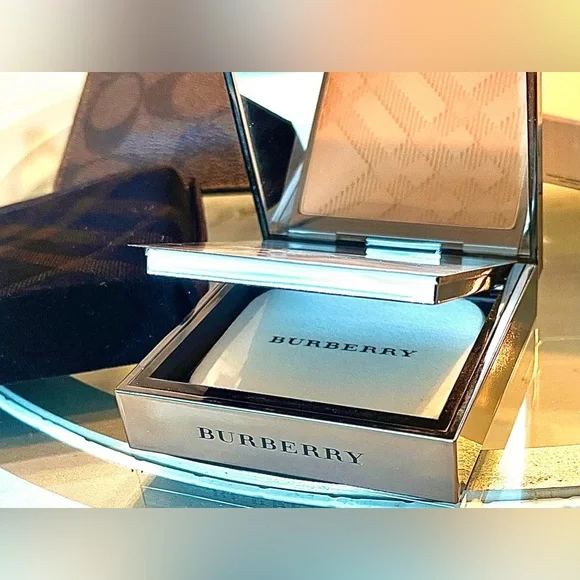 Burberry Gorgeous Compact Foundation Pressed powder NIB Fresh Glow Almond No 43 - Picture 6 of 11